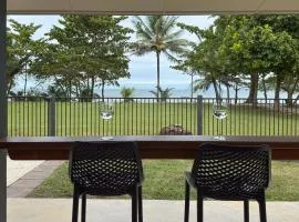 Salty Lodge - beach-front paradise!