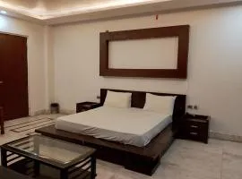 PLAY THE KINGS NIGHT HOTEL couple friendly