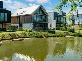 Mirrors Edge - Hot Tub Spa & Dog-Friendly Stay