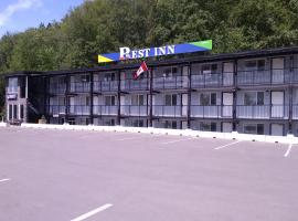 테라스에 위치한 모텔 Rest Inn
