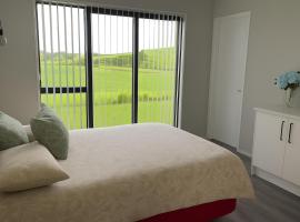 Modern One Bedroom Unit with Private Entrance Near Hunua Falls, nhà khách ở Hunua