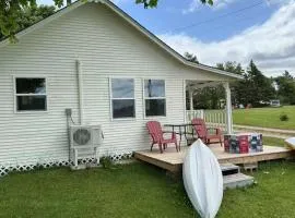 Sea breeze Retreat-3-bedroom watterfront cottage