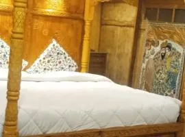 Jacqueline houseboat