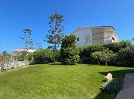 Standalone Villa in Diplo 2, Walk to the Beach, Hot Deal!, Hotel in Dawwār al Ḩajj Aḩmad