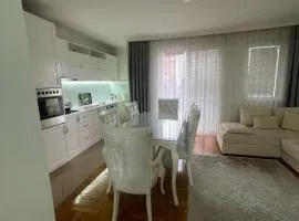 House with a very quiet location Shtëpi me një vendndodhje shumë të qetë