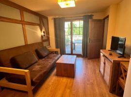 Appart Low Cost résidence 4 étoiles avec piscine, hotel i Saint-Lary-Soulan