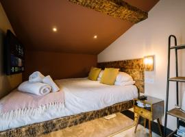 Luxury Single Small Room Central Location King Bed, villa in Windermere