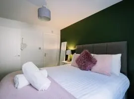 2 bedroom 2 bathroom luxury apartment 1 minute from Lake pet friendly free parking