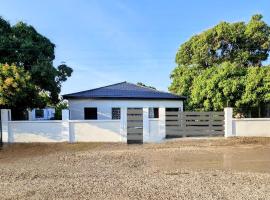 Lovely 4BR house in Maypen, hotel com estacionamento em Curatoe Hill