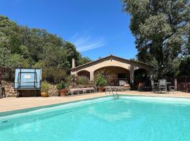 Beau mas cévenol avec piscine, hotelli kohteessa Corbés
