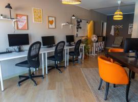 Banama Surfhouse - Coliving Coworking & Yoga, hotel i Corralejo