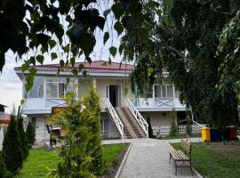 Квартира-студия Радуга Вест Прованс, hotel con pileta en Kosh-K&euml;l'