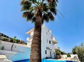 2 bedroom self-contained apartment and swimming pool at Palm Tree Villa