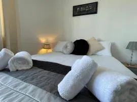 Spacious Apartment in Cleethorpes Beachfront Area sleeps up-to 6