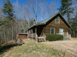 Blueberry Hill Cabin-Private, secluded cabin with a fireplace and New Hot Tub 2025，位于阿什维尔的别墅