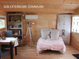 Chambre studio photo chalet SDB partagée à proximité, camping en Chavagne