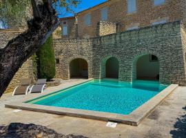Villa de vacances &agrave; Gordes avec piscine partag&eacute;e, La Bastide de L&eacute;a, caba&ntilde;a o casa de campo en Gordes