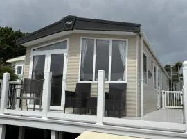 2 Bed, 2 Bathroom, modern Caravan with Sea views!