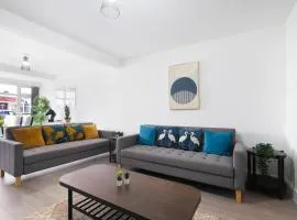 Stylish 2 Bedroom Serviced House in Slough