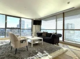 Luxury City Penthouse near Mailbox 2BR Free Parking