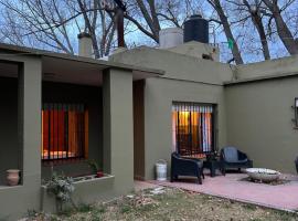 Casa de campo frente al río Colorado, hotel em Río Colorado