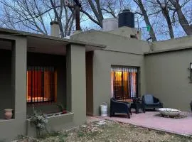 Casa de campo frente al río Colorado