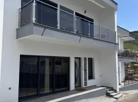 B - Elegent 2 Bedroom Modern Townhouse