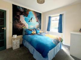 The Puffins - Largs 2-Bedroom Ground Flat，位于拉格斯的酒店