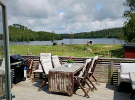 Cozy cottage with lake view, hotel v destinaci Grimeton