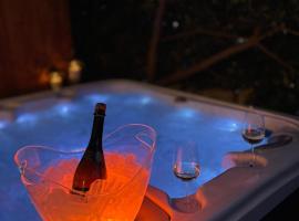 Spa Garden Lounge，木洛希尼的有熱水按摩池的飯店