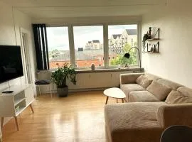 Central lejlighed solrig altan og gratis parkering