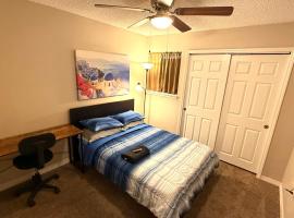 J10 Private Room with Smart TV Near Everything, δωμάτιο σε οικογενειακή κατοικία στο Ορλάντο