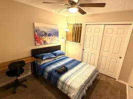 J10 Private Room with Smart TV Near Everything