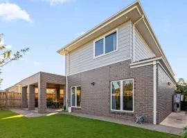 StayAU Contemporary 5BRM Families Home Point Cook