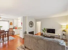 Parking,Pet,2bd,2b,WIFI,Smart TVs,Walk to Food,Fun