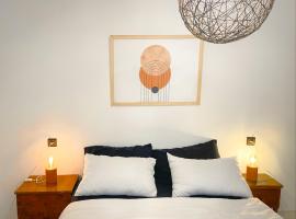 Eco Bay Surf Camp, hotel v destinaci Aourir