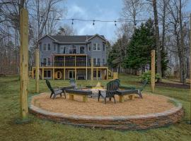 Lka Luxury Sandy Beach, Sauna, Hot Tub, Firepit, hotel v destinaci Bumpass