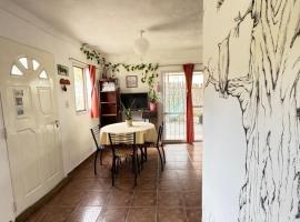 Casita en Capilla del Monte、La Porteñaのホテル