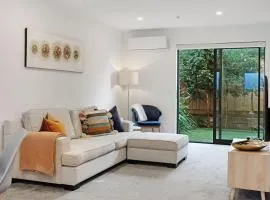 Chic Te Atatū Gem - Modern 2BR Townhouse