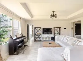 Chic Spacious with Piano, Grill, Hammock, Backyard Bliss, near Stables in Fort Worth