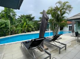 4BR Luxury Pool Retreat - Villa Azura Nai Harn, hotel i Nai Harn Beach