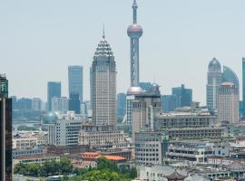 Sunny Abode-Bund view apartment 300m from Yu Garden Modern luxury 3-bedroom, 2-bathroom residence، مكان إقامة مع أونسن في شانغهاي