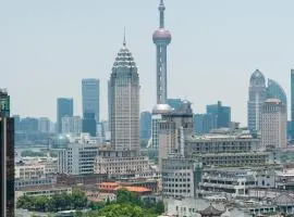Sunny Abode-Bund view apartment 300m from Yu Garden Modern luxury 3-bedroom, 2-bathroom residence