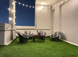 Penthouse Escape 1BHK Park View Flat in Kondapur, hôtel à Hyderabad