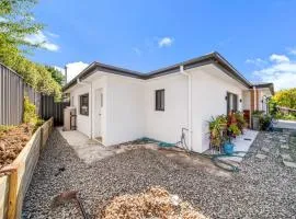 Cozy Kambah 1 Bedroom Near Shops & Parks