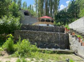 Brookfall resort khaplu, Hotel mit Whirlpools in Khaplu