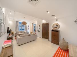 Cityscape & Coastal Charm Elegant 2br Seaside, hotel in Dubai Marina