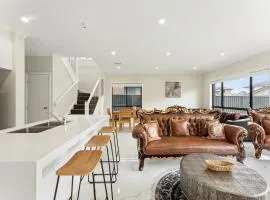 Austral Spacious large 5 br home with Central AC