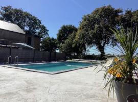 Longère Golfe du Morbihan avec piscine extérieure, hotel v destinaci Plescop