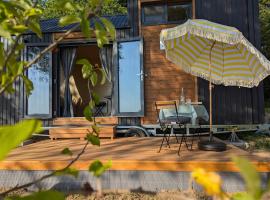 La Vue en Rose by Tiny Away: Sénaillac-Latronquière şehrinde bir otel